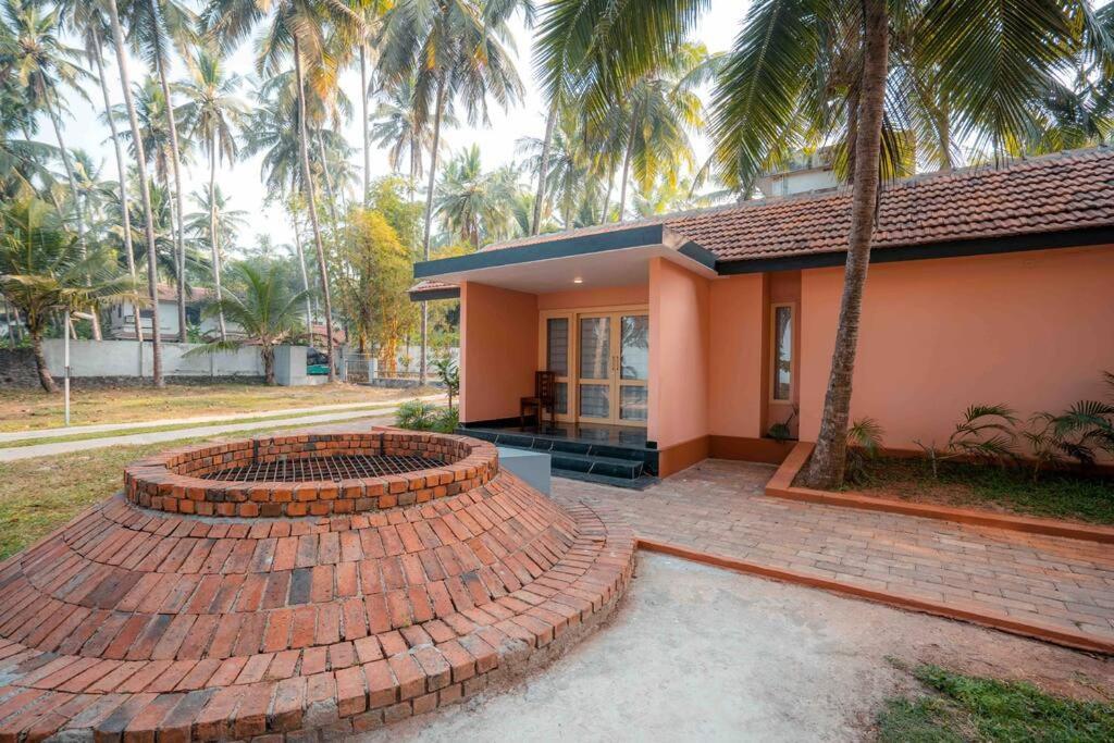 Baywatch By Grha - A Picturesque Beachfront Villa Kozhikode Bagian luar foto