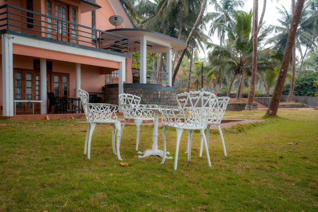 Baywatch By Grha - A Picturesque Beachfront Villa Kozhikode Bagian luar foto