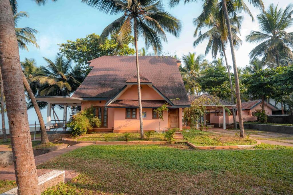 Baywatch By Grha - A Picturesque Beachfront Villa Kozhikode Bagian luar foto