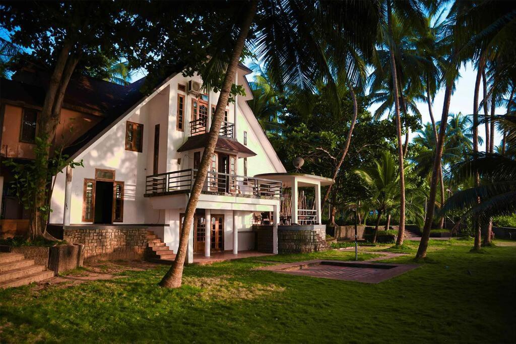 Baywatch By Grha - A Picturesque Beachfront Villa Kozhikode Bagian luar foto