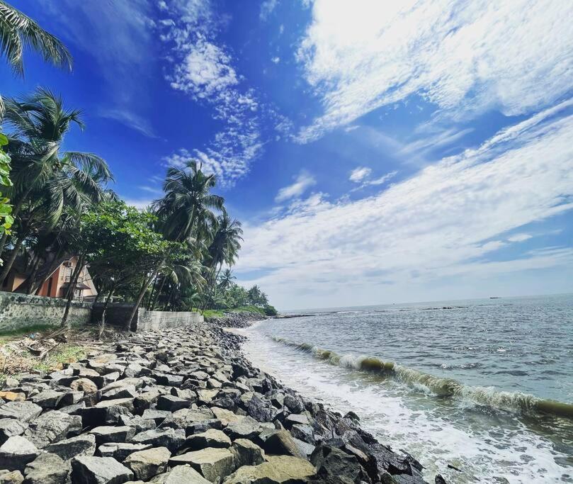 Baywatch By Grha - A Picturesque Beachfront Villa Kozhikode Bagian luar foto